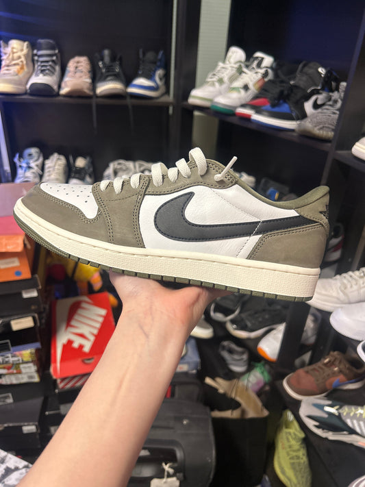 Jordan 1 Retro Low Medium Olive Summit White Sail Black (US 9) (used)