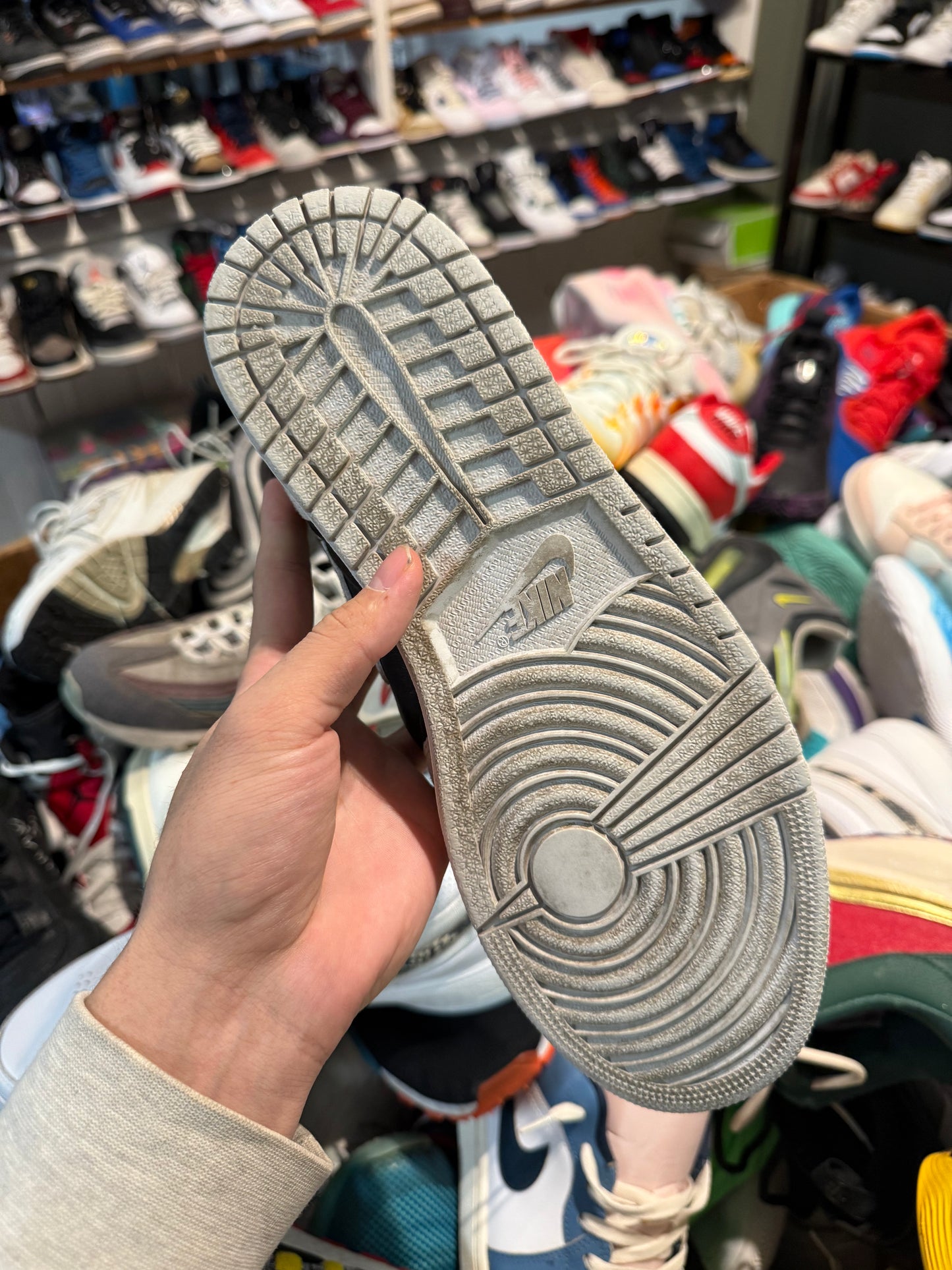 Jordan 1 Retro High Neutral Grey Hyper Crimson (US 10.5) / USED NO BOX