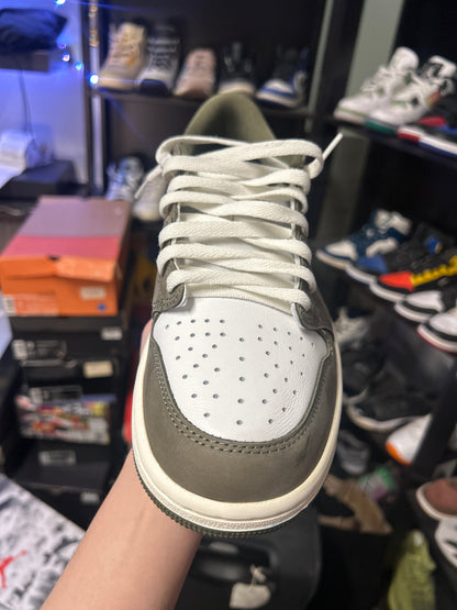 Jordan 1 Retro Low Medium Olive Summit White Sail Black (US 9) (used)