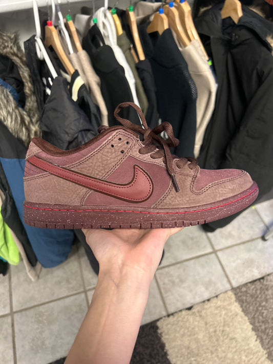 Nike SB Dunk Low City of Love Burgundy Crush (US 9.5) (used)